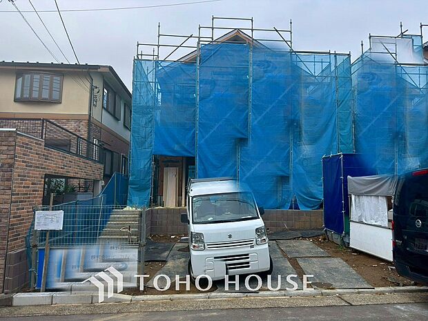 住む人や訪れる人やさしくエスコートする玄関アプローチ。