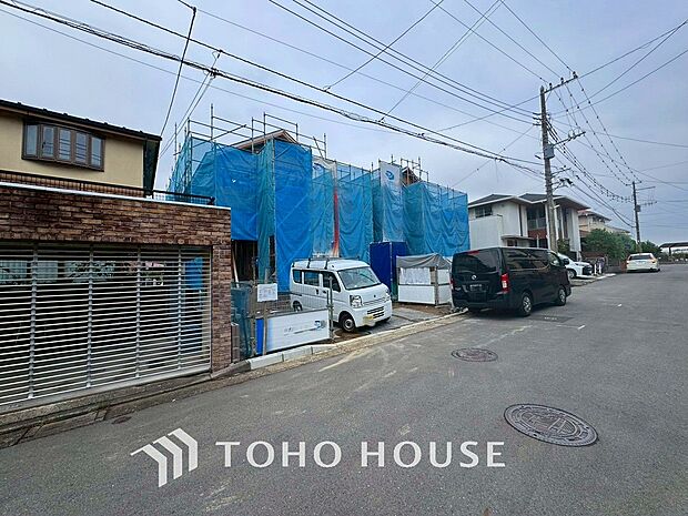 前面道路含む現地写真『快適』は「家」と「街」と「環境」が調和した時に訪れるだと改めて感じさせてくれます。