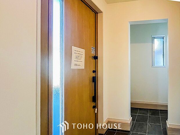 落ち着いた色を基調としていて、明るく優しい玄関となっています。