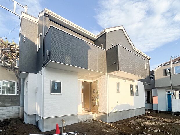 清潔感溢れる玄関がお出迎えする本邸宅の物語は、ここから始まる日常を期待させます。