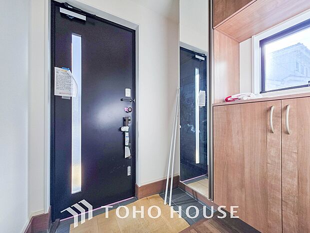 住まいの顔となる玄関は、落ち着きと華やぎの満ちた空間に。