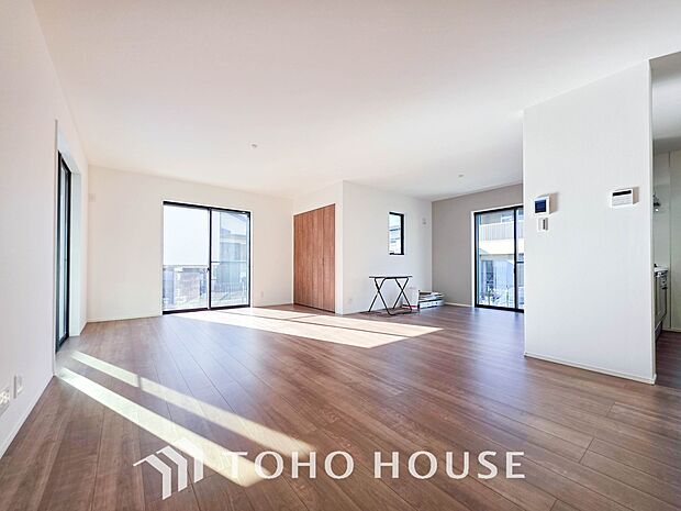 やわらかな陽射しがふりそそぎ、室内に開放感と爽快感をもたらします。