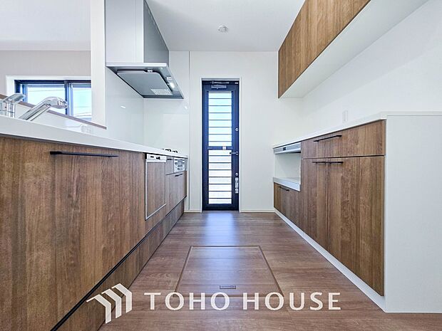 お手入れのしやすいすっきりしたシステムキッチンを採用しました。