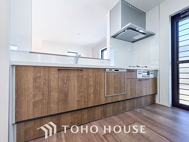 対面キッチンでリビングのご家族と会話を楽しみながらお料理できます。