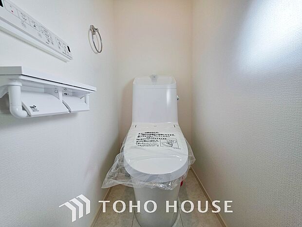 トイレには快適な温水洗浄便座付。