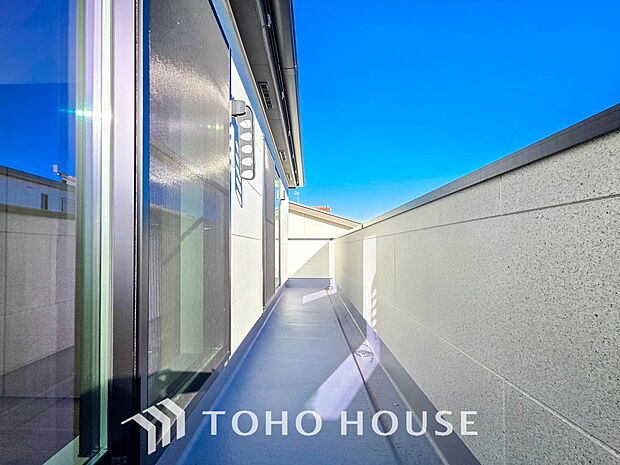 心地よい風を肌で感じることのできるバルコニー。