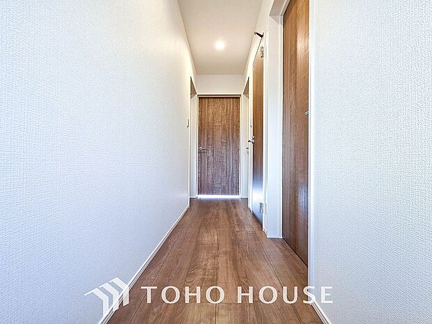 上質感漂う廊下。居住者の帰り、訪れる方を優しく迎える・安らぎに満ちた生活空間を予感させる。