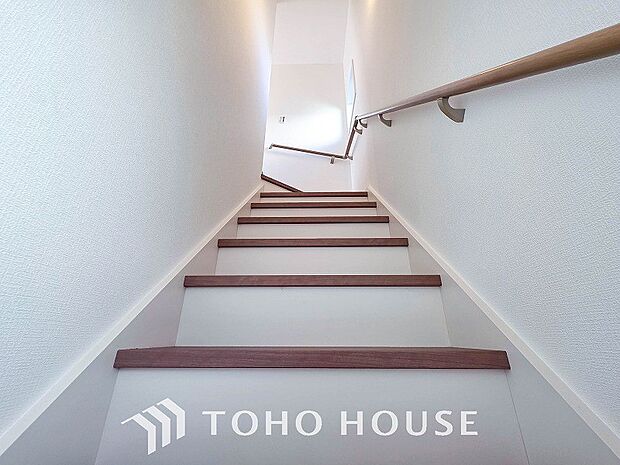 階段にはお子様やお年寄りに安心な手すりをご用意。