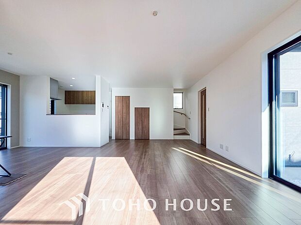 忙しい朝でも、しっかり家族が揃って食事をして頂けるゆとりある大きさのダイニングスペース。