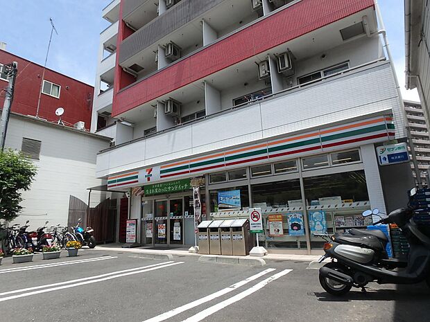 24時間営業ですので、急な買い物に便利です。駐車場もあります。