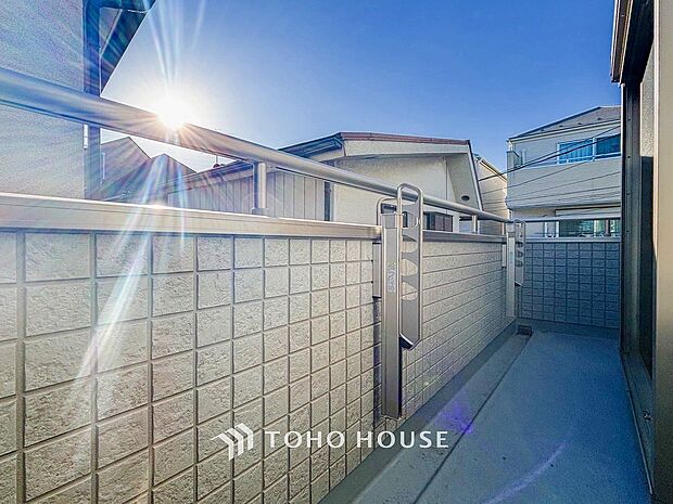 空を近くに、心地よい風を肌で感じることのできるバルコニー。