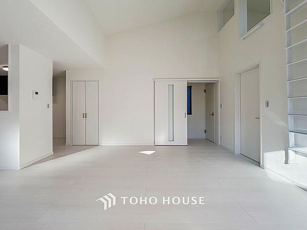 忙しい朝でも、しっかり家族が揃って食事をして頂けるゆとりある大きさのダイニングスペース。