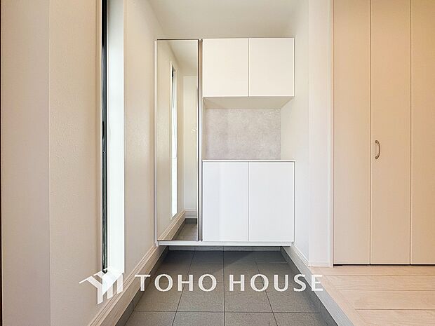 居住者の帰り、訪れる方を優しく迎えてくれる開放感のある玄関。