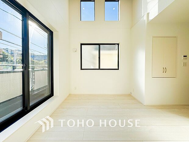 明るく開放的な空間が広がるLDK。室内には豊かな陽光が注ぎ込み、爽やかな住空間を演出。