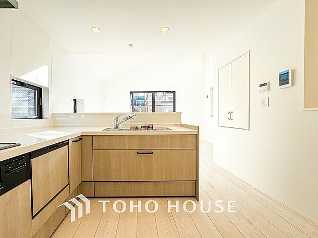 ご家族みんなで調理ができる位のスペースを実現したキッチン空間となっております。