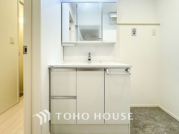 洗面台・洗面所パウダールームはナチュラルな雰囲気で清潔な印象。