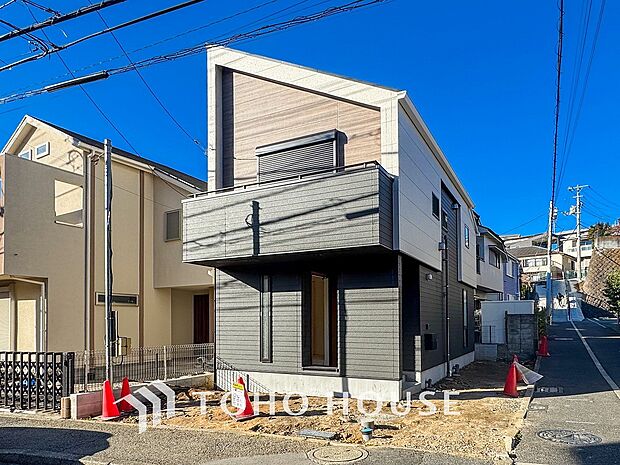 前面道路含む現地写真『快適』は「家」と「街」と「環境」が調和した時に訪れるだと改めて感じさせてくれます。