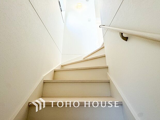 パブリックゾーンとプライベートゾーン繋ぐ階段。豊かな陽光が注ぎ込み、爽やかな住空間を演出。