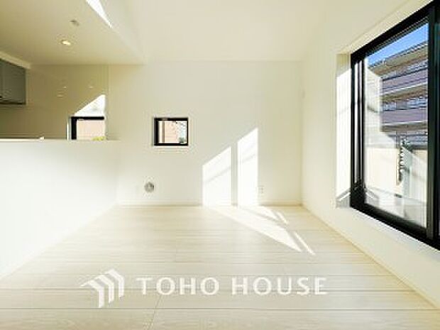 自然と家族が集う、開放感のある明るいダイニング。