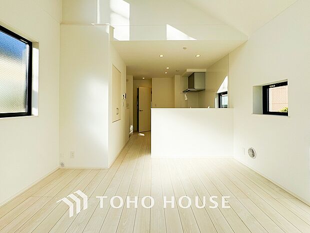 光と風があふれる開放的なリビングダイニングには自然と家族みんなが集まってきます。