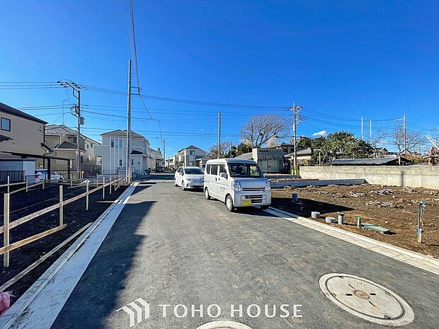 前面道路含む現地写真『快適』は「家」と「街」と「環境」が調和した時に訪れるだと改めて感じさせてくれます。