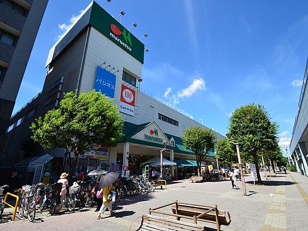 深夜遅くまで営業しています。駅前なので、お帰りが遅くなったときも、買い物して帰れます。