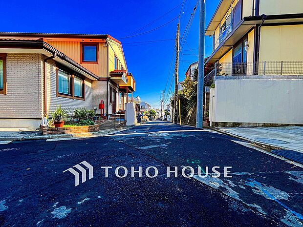 前面道路含む現地写真『快適』は「家」と「街」と「環境」が調和した時に訪れるだと改めて感じさせてくれます。