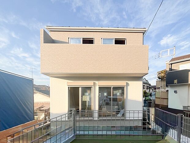 前面道路含む現地写真『快適』は「家」と「街」と「環境」が調和した時に訪れるだと改めて感じさせてくれます。