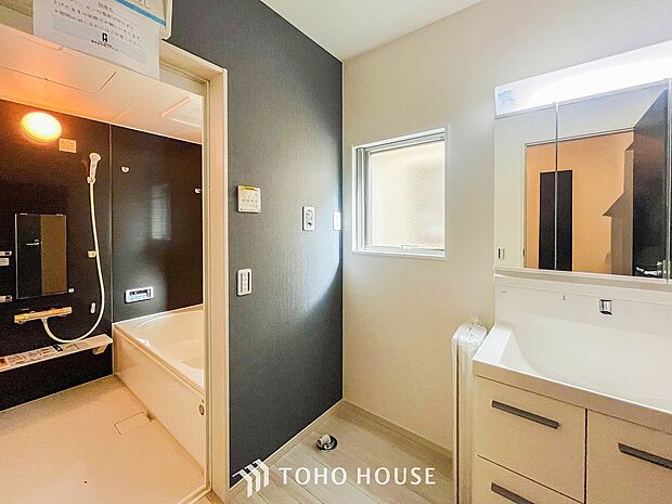 清潔感のあるプライベート空間は、身だしなみチェックや肌のお手入れに最適です。