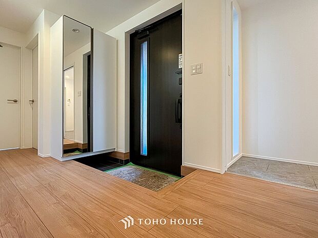 居住者の帰り、訪れる方を優しく迎えてくれる開放感のある玄関。