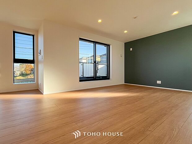 明るく開放的な空間が広がるLDK。室内には豊かな陽光が注ぎ込み、爽やかな住空間を演出。