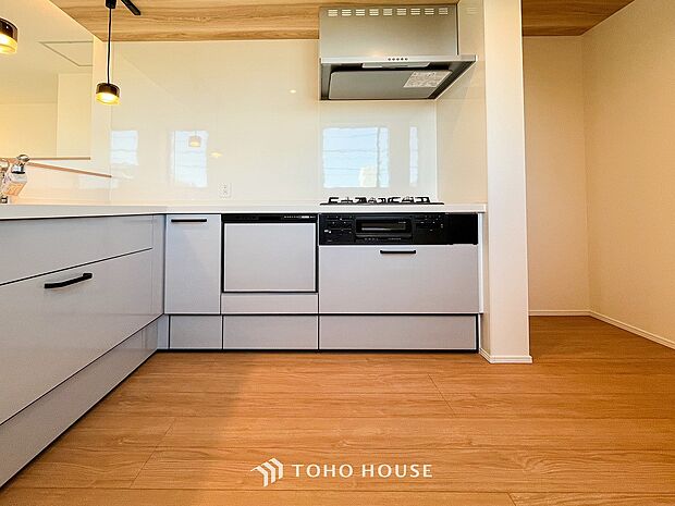 ご家族みんなで調理ができる位のスペースを実現したキッチン空間となっております。