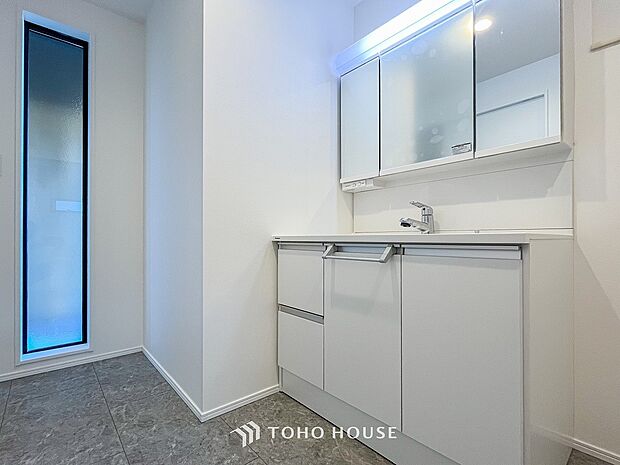 洗面台・洗面所パウダールームはナチュラルな雰囲気で清潔な印象。