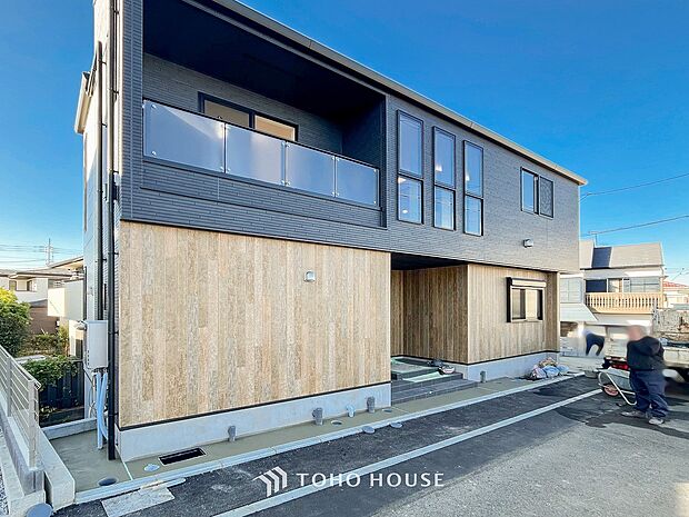 時代の流れに惑わされないシックなカラートーンで街並みに溶け込む外観。