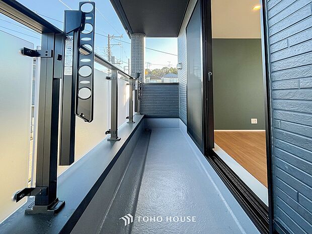 陽光とそよ風に触れることができるバルコニー。