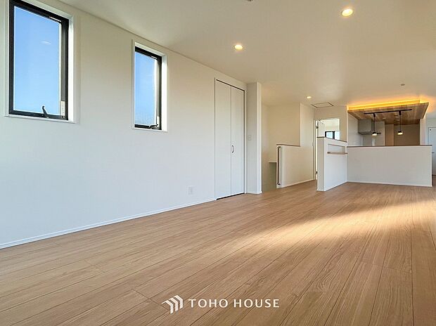 光と風があふれる開放的なリビングダイニングには自然と家族みんなが集まってきます。