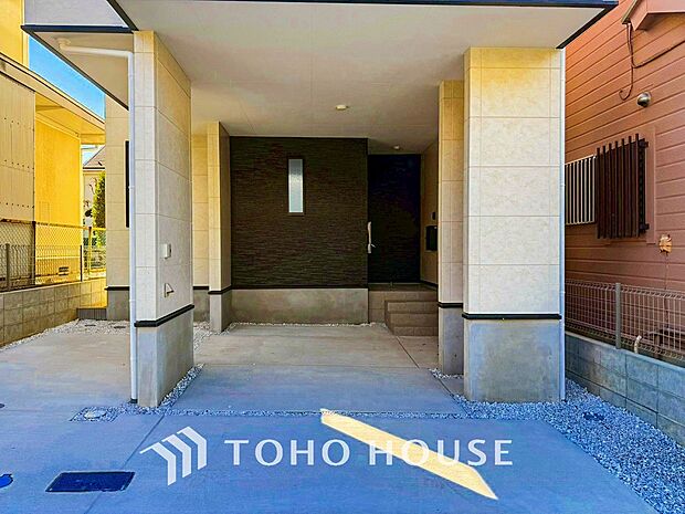 住む人や訪れる人やさしくエスコートする玄関アプローチ。