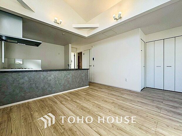 落ち着いた雰囲気に包まれた伸びやかな空間で、ゆったりと家族団らんの時間を過ごせます。