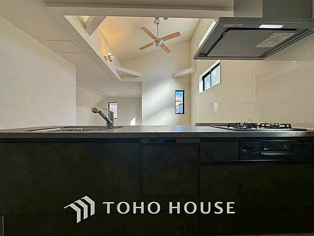 お手入れのしやすいすっきりしたシステムキッチンを採用しました。