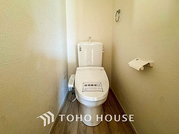 換気と明るさに配慮した清潔感溢れるトイレ。落ち着いた空間で安らぎのひとときをお過ごしいただけます。