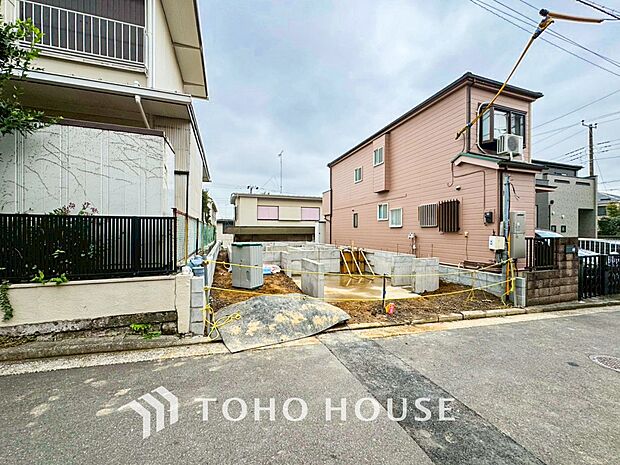 爽やかな青空の下に贅沢なほどに降り注ぐ陽光、豊かな居住性と、クオリティが見事に調和した住空間。