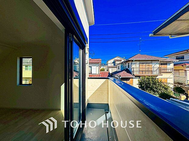 暮らしの中で光と風を演出してくれるバルコニー。