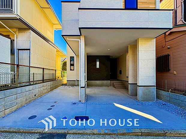 敷地内にカースペース有り。ゆとりある空間を保っています。