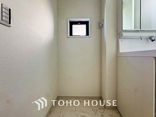 洗濯機を配置しても十分なスペースを確保しております。