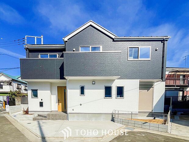 住む人や訪れる人やさしくエスコートする玄関アプローチ。