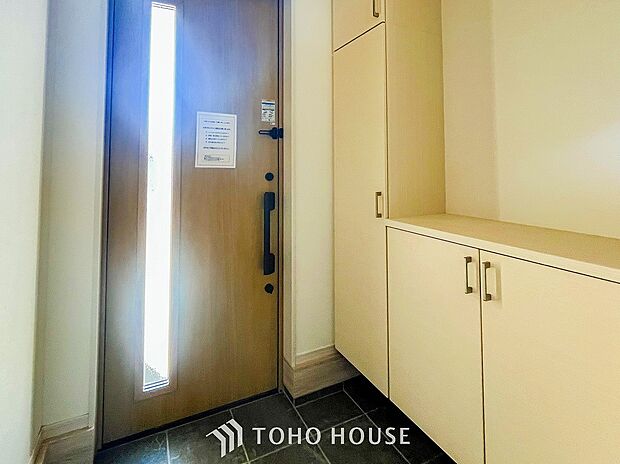 落ち着いた色を基調としていて、明るく優しい玄関となっています。