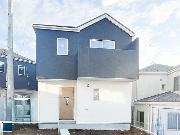 清潔感溢れる玄関がお出迎えする本邸宅の物語は、ここから始まる日常を期待させます。