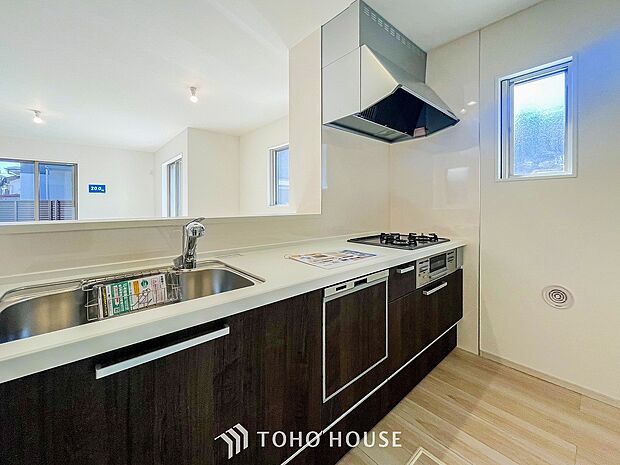 明るい自然光が入る対面キッチン。家族そろってキッチンに立っても調理がしやすい余裕の広さ。