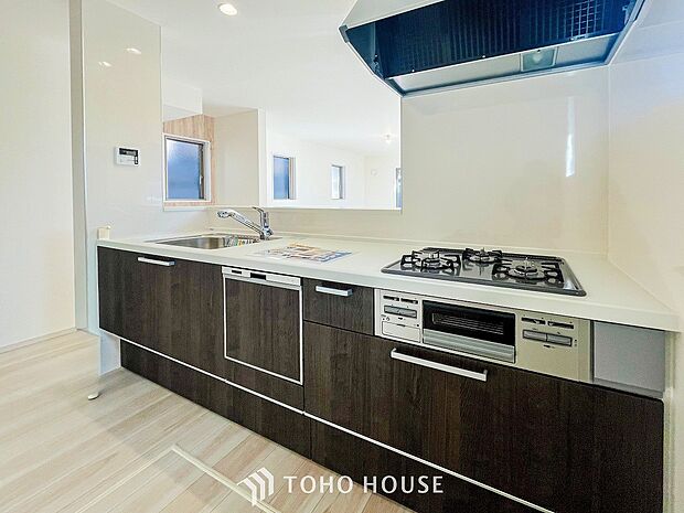 機能的で使い勝手のよさそうなキッチン。明るく清潔感があります。