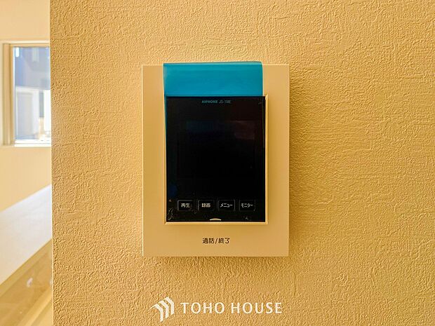 誰が来てもわかる様にモニター付きインターホンを設置。